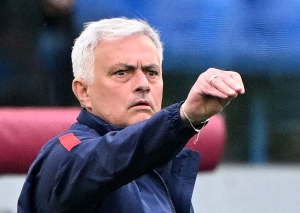 Mourinho do dự sau khi rời Roma, chờ hết EURO để dẫn dắt ĐT Anh?